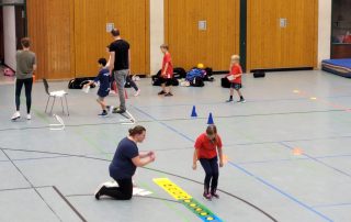 Kinder beim Stationenlauf der Handball-Sommer-Olympiade